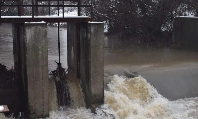 Започна контролирано изпускане на язовир Студена - Tribune.bg