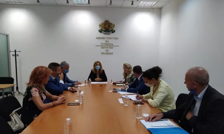 Министър Марияна Николова лобира за туристическия бранш пред банките - Tribune.bg