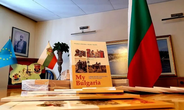 Джамбазки раздава помагало по българска история на колегите си в Европейския парламент по случай 24-ти май - Tribune.bg