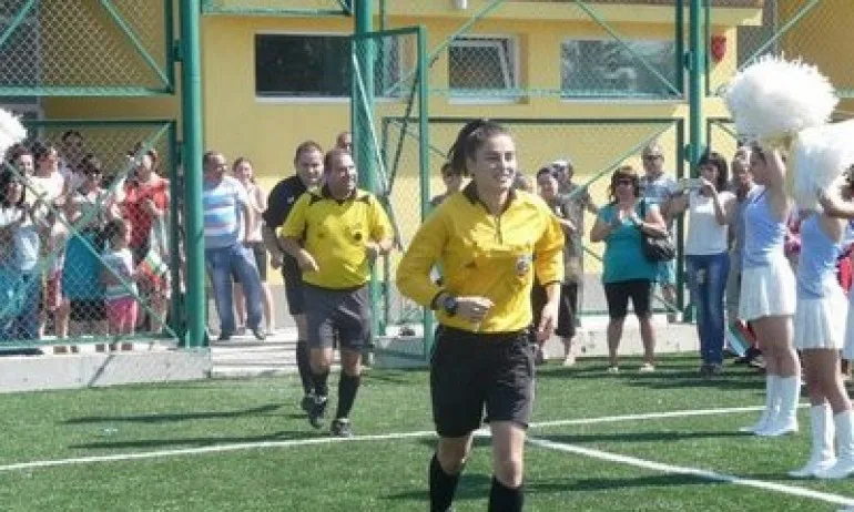 Добрият пример! Млада съдийка спаси ранено при катастрофа бебе - Tribune.bg