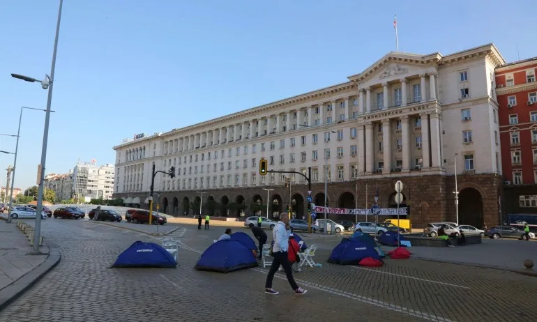 Еднаквите палатки на протестиращите озадачиха минувачи (СНИМКИ) - Tribune.bg
