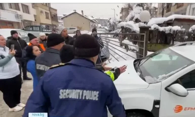 Заради липсата на ток: Напрежение и протест пред Енергото в Троян 