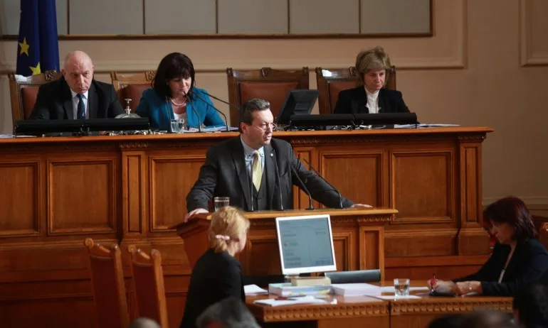 14 февруари вдъхнови БСП – Изборният кодекс бил леко момиче по бельо - Tribune.bg