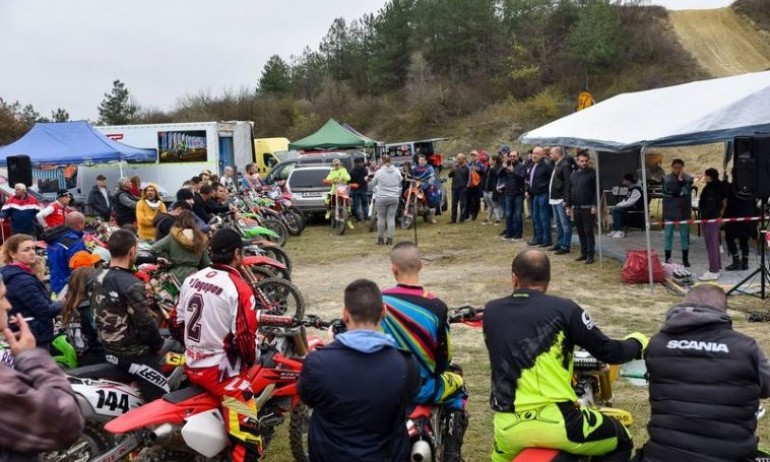 Кандидати за народни представители от ГЕРБ/СДС-Варна аплодираха в Grand Prix Девня - Tribune.bg