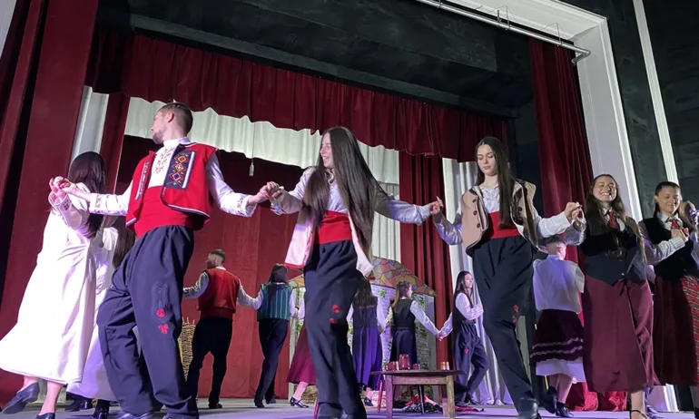 Зрелостници от Ловешката езикова гимназия представиха Женско царство в Луковит - Tribune.bg