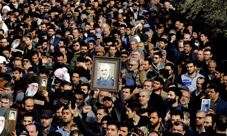 С възгласи Смърт за Америка: Хиляди иракчани на погребението на Солеймани - Tribune.bg