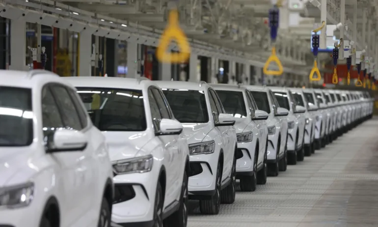 Китайската BYD е на път да изпревари Tesla по продажби на електромобили през 2025 г. - Tribune.bg