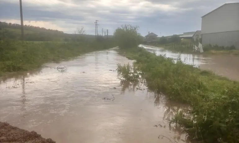 Заради поройни дъждове - бедствено положение в с. Смилец - (СНИМКИ/ВИДЕО) - Tribune.bg