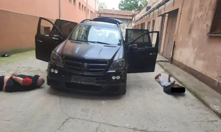 След гонка с полицята: Криминално проявени се удариха в затвора в Бургас - Tribune.bg