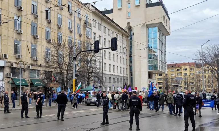 Работещите в психиатриите протестираха пред МЗ, министърът ще ги приеме в четвъртък - Tribune.bg