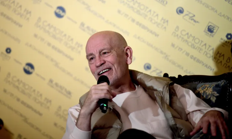 Освиркаха букета от Фандъкова за Малкович, публиката - пълна с протестъри от ДБ - Tribune.bg