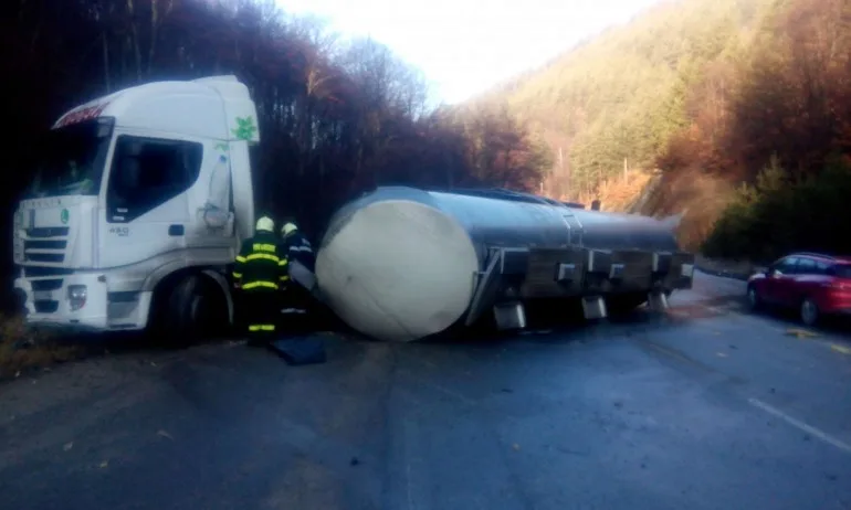 Цистерна се обърна на прохода Предел - Tribune.bg