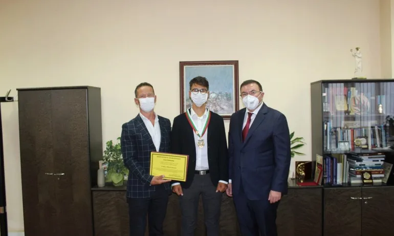 Максим и Стефан Иванови бяха отличени за приноса им в обществения дебат за донорството и трансплантацията - Tribune.bg