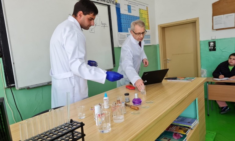 Денков с урок за солната киселина пред седмокласници в Каспичан - Tribune.bg