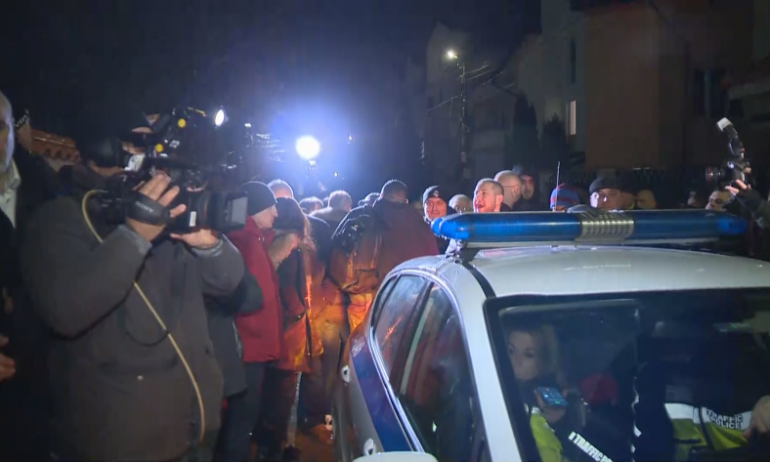 ГЕРБ направиха жива верига пред дома на Борисов, скандират: Утре ще дойдат за вас - Tribune.bg