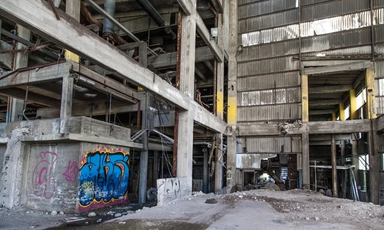 17-годишен загина, падайки в асансьорна шахта при опит за селфи - Tribune.bg