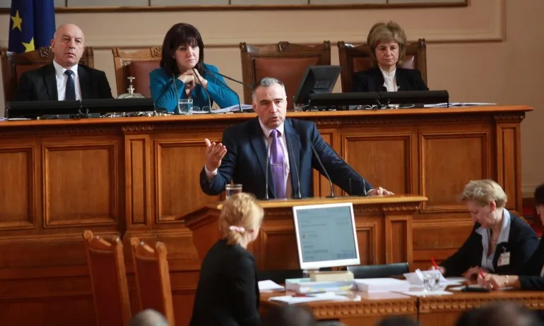 Кутев и Вигенин са освободени от ръководството на ПГ на БСП - Tribune.bg