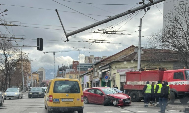 Тежка катастрофа в София, светофар падна върху коли (СНИМКИ) - Tribune.bg