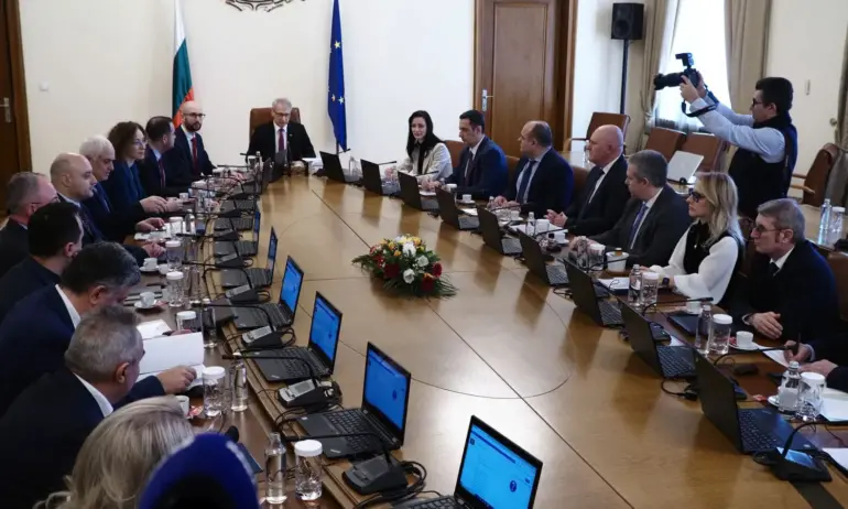 Кабинетът Денков завещава цъкащи бомби и забавени проекти за милиарди - Tribune.bg