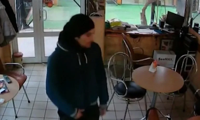 Търси се крадецът: Мъж преравя чанти в заведение - Tribune.bg