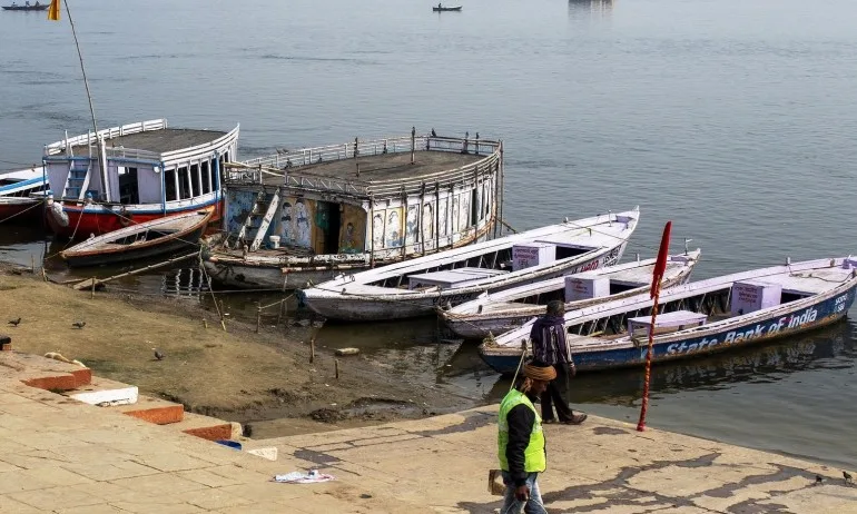 Трупове на починали от COVID-19 открити в река Ганг - Tribune.bg