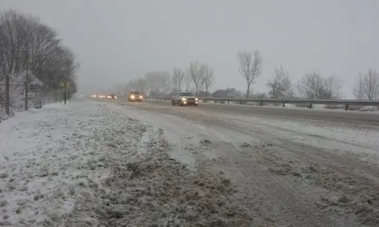Внимание: Предупреждение за тежки зимни условия по пътищата в страната през следващите дни - Tribune.bg