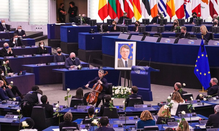 ЕП отдаде почит на Давид Сасоли - Tribune.bg