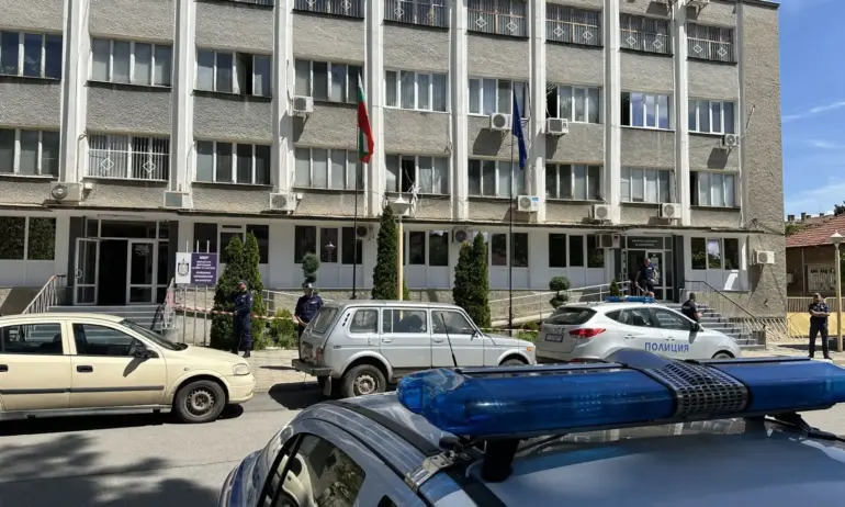 Мъж е пострадал при инцидент в Районното управление в Казанлък.