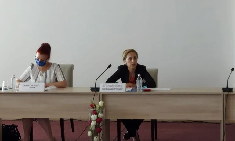 Николова на спешна среща с представителите на германските туроператори у нас - Tribune.bg