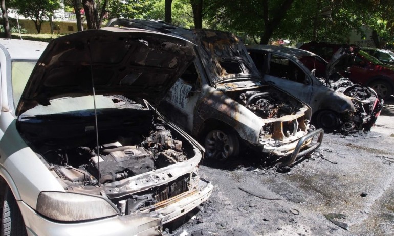 Три леки автомобила изгоряха пред блок на варненската улица „Роза“.