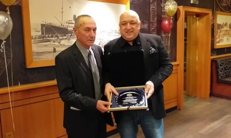 Министър Кралев връчи почетен плакет на легендата Божил Колев по повод 70-ата му годишнина - Tribune.bg