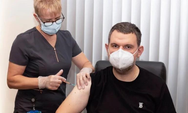 Пеевски и Йордан Цонев си поставиха трета доза ваксина срещу COVID-19 - Tribune.bg