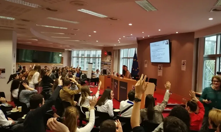 Ева Майдел пред български ученици: Не оставяйте другите да определят в каква Европа да живеете - Tribune.bg