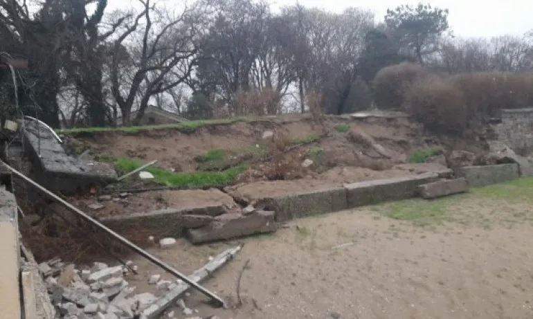 Дъждовете и бурните вълни отнесоха плажовете на Созопол - Tribune.bg