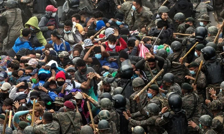 Гватемала блокира керван от мигранти, тръгнали към САЩ - Tribune.bg