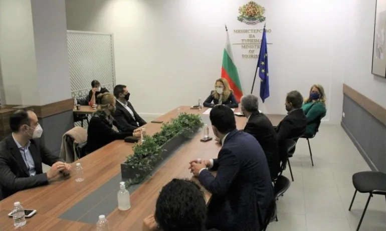 Николова: Имаме готовност да осигурим над 3 хил. хотелски легла за COVID буферна зона - Tribune.bg