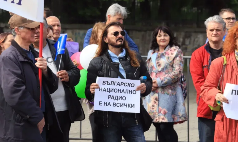 Работещите в БНР на протест за по-високи заплати - Tribune.bg