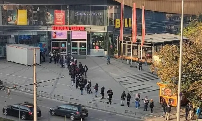 Служители на молове чакат с часове за тестове, за да отидат на работа - Tribune.bg