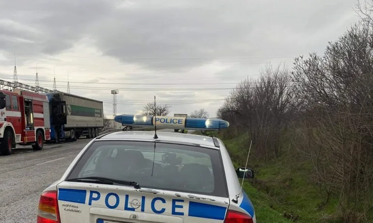 След удар в паркиран ТИР: загинаха момче и момиче - Tribune.bg