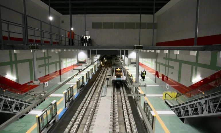 Дете скочи на релсите на метрото - Tribune.bg