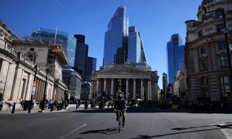 Лондон осъмна с мистериозна статуя: Монумент с името на Банкси се появи в центъра на града (СНИМКИ) - Tribune.bg