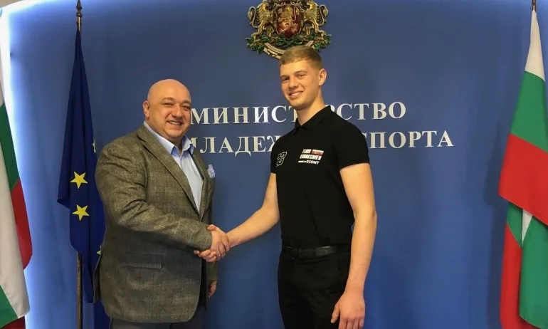 Министър Кралев се срещна с мотоциклетиста Теодор Кабакчиев - Tribune.bg