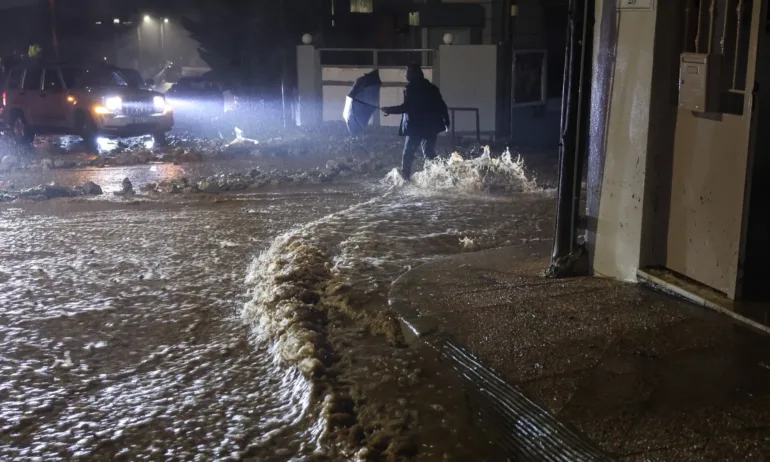 Наводнение взе жертви в Атина: Издадено е предупреждение за опасно лошо време - Tribune.bg