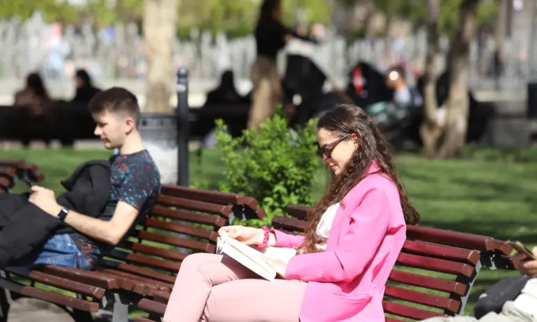 НСИ: Двойките без деца у нас са близо 37%, все повече са самотните родители - Tribune.bg