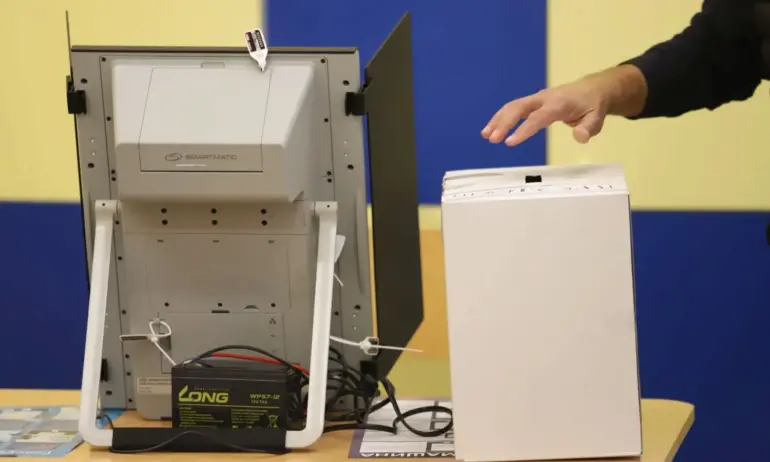 Машинният вот в София е компрометиран - празни, размазани и