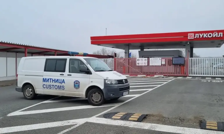 Агенция Митници: У нас има близо 127 млн. литра нефт с произход или изнесен от Русия - Tribune.bg