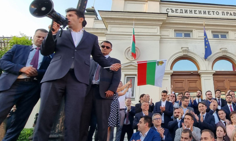 Кирил Петков развращава демокрацията, купувайки депутати - Tribune.bg