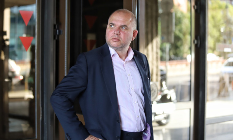 ДБ солидарни с Нинова, че Радев спекулира с темата Македония - Tribune.bg