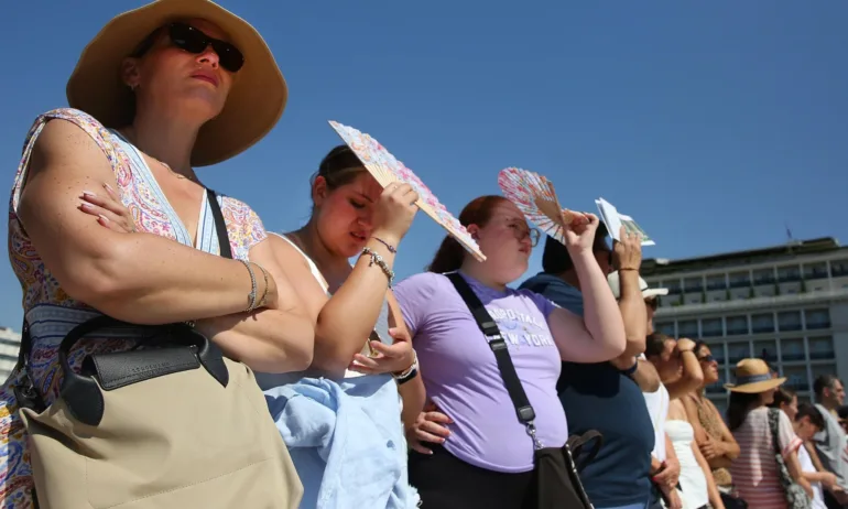 Гърция с климатизирани обществени помещения и забрана за работа на открито от 12:00 и 17:00 заради жегите - Tribune.bg