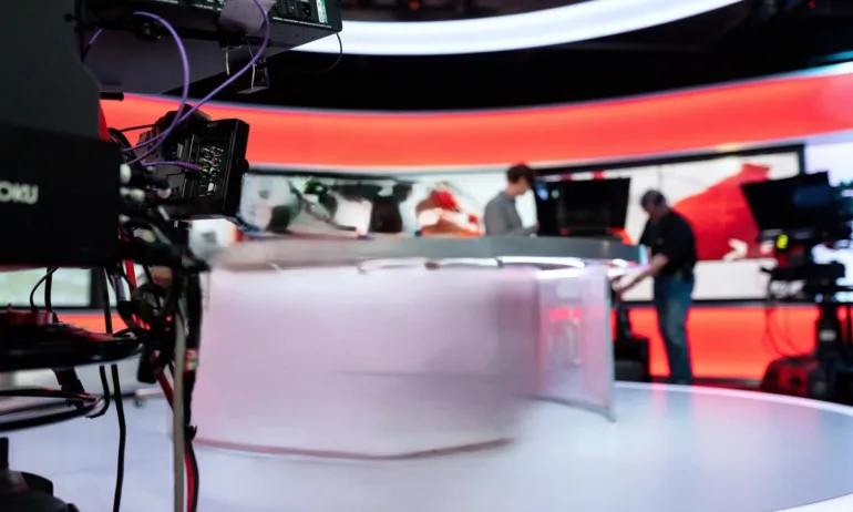 След вота в Сърбия: Граждани в Белград щурмуваха InformerTV, известна с подкрепата си за Вучич - Tribune.bg